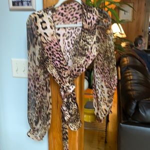 Friends Designer Debra Maguire leopard blouse🌺